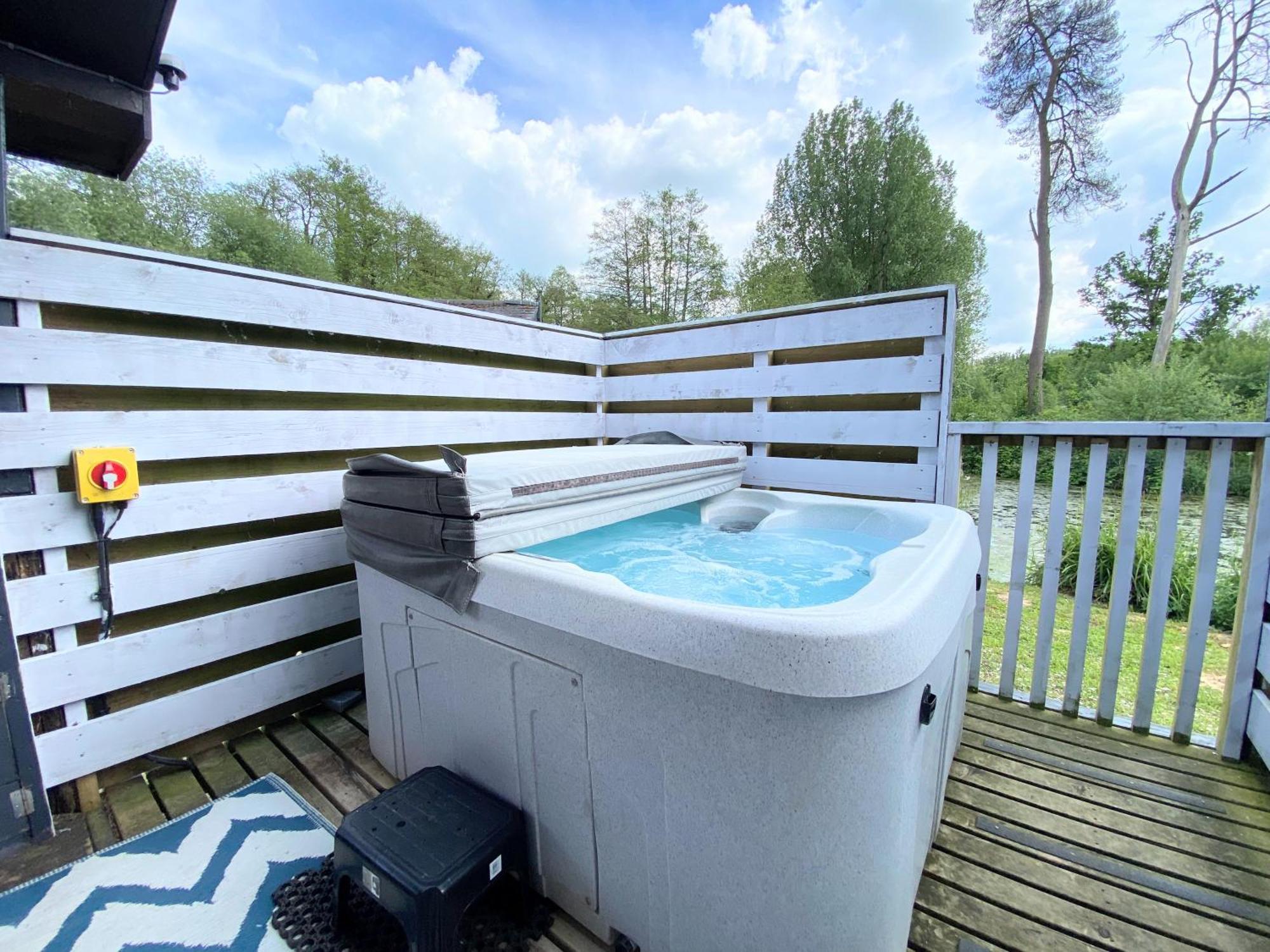 Magpie 2 Hot Tub Huntersmoon-Warminster-Longleat-Wiltshire Villa Buitenkant foto