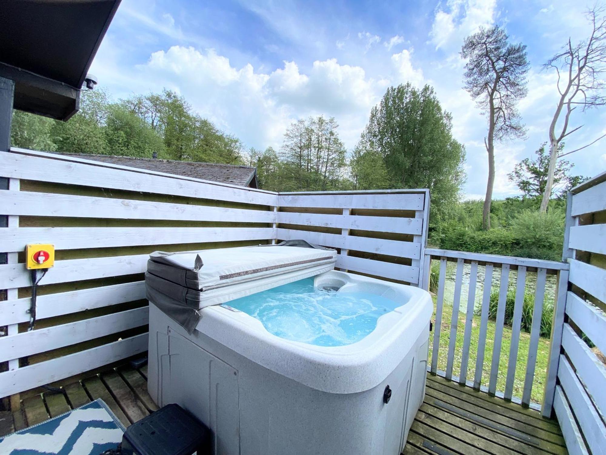 Magpie 2 Hot Tub Huntersmoon-Warminster-Longleat-Wiltshire Villa Buitenkant foto